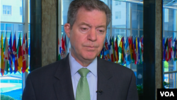 美国的国际宗教自由无任所大使布朗贝克6月24日接受美国之音驻国务院记者张蓉湘采访时,呼吁中共停止迫害所有的宗教信仰,并称美国正考虑出台相应制裁措施