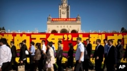 在北京展览馆前面,人们前往参观《砥砺奋进的五年》大型成就展(2017年9月28日)