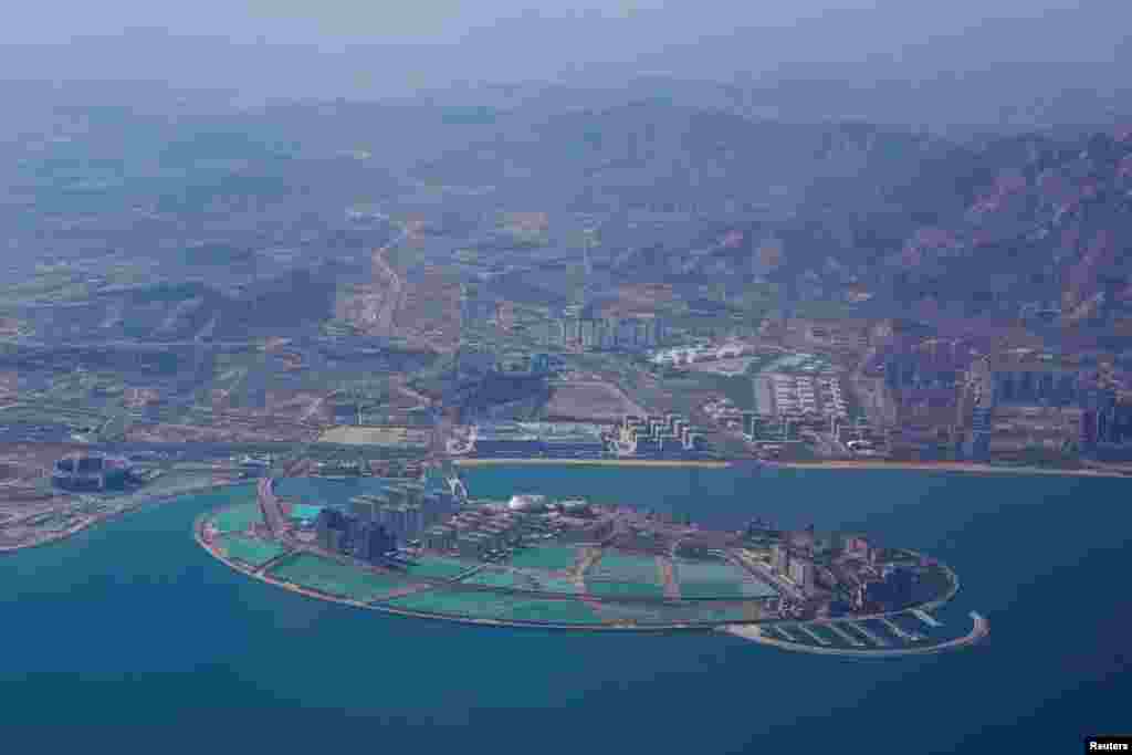 2018年4月27日，中国山东省青岛市，万达集团东方影都开幕式之前。青岛东方影都号称万达集团投资500亿元建设的全球投资规模最大的影视产业基地，位于新城灵山卫。