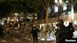 在波特兰的一次抗议活动期间,示威者向联邦执法人员投掷烟花。(2020年7月29日)