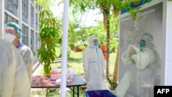 ရန်ကုန်မြို့ရှိ Quarantine စင်တာတခုမှာ တွေ့ရသည့် ဝတ်စုံပြည့်ဝတ်ထားသော ကျန်းမာရေးဝန်ထမ်းများ။ (မေ ၁၆၊ ၂၀၂၀)