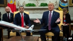 2019年12月13日星期五,特朗普总统在华盛顿白宫椭圆形办公室与巴拉圭总统马里奥·阿贝多·贝尼特斯会晤时发表讲话。 (美联社照片)