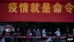 中国湖北武汉市民排队接受新冠病毒核酸检测。(2021年8月3日)