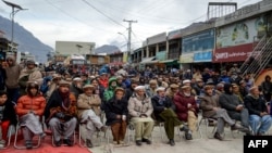 巴基斯坦吉尔吉特-巴尔蒂斯坦山区罕萨山谷的居民封堵了喀喇昆仑高速公路,举行静坐抗议停电断电。(2025年1月6日)