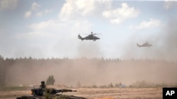 Helikopter Eurocopter Tiger milik tentara Jerman berpartisipasi dalam latihan militer gabungan di Vilnius, Lituania, pada 29 Mei 2024. (Foto: AP/Mindaugas Kulbis)