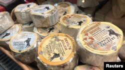 资料照:美国首都华盛顿Eastern Market内一家奶制品商店里摆放的欧洲进口奶酪。 (2019年10月3日)