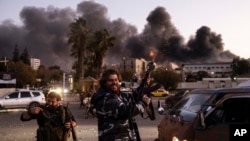 叙利亚民众在大马士革朝天鸣枪,庆祝叙利亚政府垮台。(2024年12月8日)