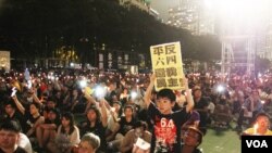 十多万港人参加维园六四烛光悼念集会 (美国之音图片/海彦拍摄 2017年6月4日)