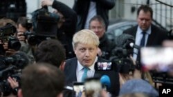ဖေဖော်ဝါရီလ ၂၁ရက်နေ့က လန်ဒန် မြို့တော်ဝန် Boris Johnson က ဥရောပသမဂ္ဂမှ ဗြိတိန်နိုင်ငံခွဲထွက်ရေး လှုပ်ရှားမှုတွင်ထောက်ခံ ပါဝင်ကြောင်း ပြောကြားနေစဉ်။ (AP Photo/Tim Ireland)