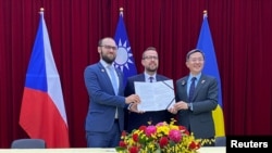 2023年11月10日,捷克政府乌克兰事务特使科佩奇尼、台湾外交部政务次长李淳以及捷克驻台代表大卫·施泰因克在台北举行的一场活动后合影。(路透社)