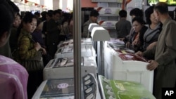 朝鲜平壤的一个展会上正在展出中国制造的洗衣机。(2013年5月15日)
