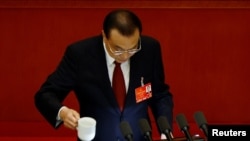 中国国务院总理李克强在2022年的人大会议上作政府工作报告。