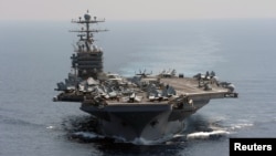 2012年1月18日美国尼米兹级核动力林肯号航空母舰游弋印度洋