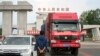 一辆挂着朝鲜车牌的卡车从中国吉林省延边市的一个边界哨卡驶过。（2017年9月8日）