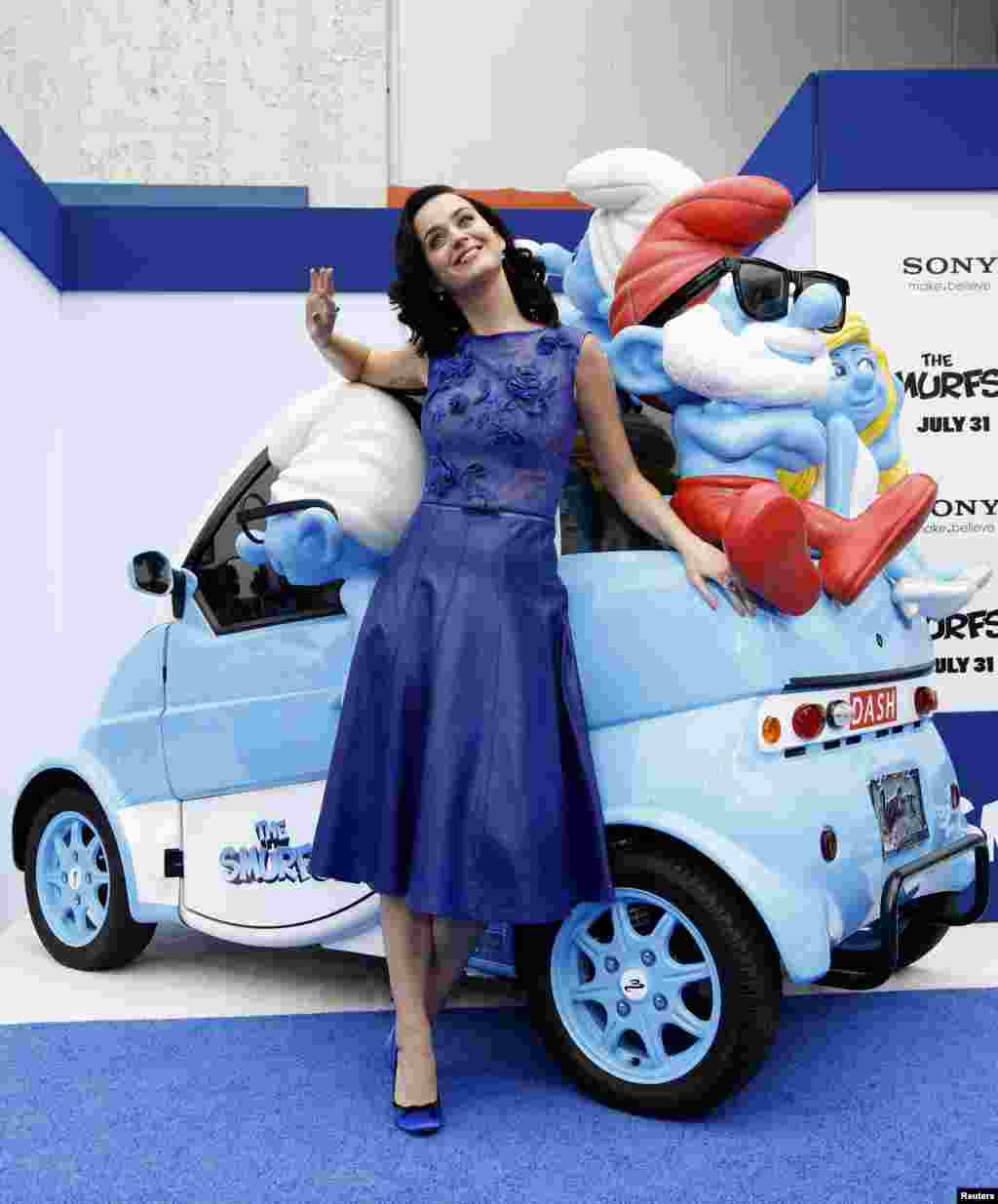 在电影《蓝精灵2》(“The Smurfs 2”)里为蓝精灵配音的歌手凯蒂·佩里于2013年7月28日在加利福尼亚州洛杉矶的摄政村剧院参加该电影首映。
