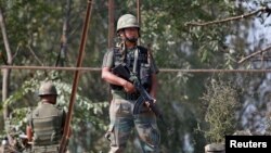 Binh lính Ấn Độ đứng gác trên nóc một cửa hàng nằm trên đường quốc lộ khu ngoại ô thành phố Srinagar, ngày 29 tháng 09 năm 2016.