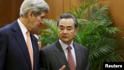 美国国务卿克里和中国外长王毅在北京联合召开新闻发布会(2016年1月27日)