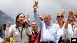 委内瑞拉反对派领袖玛丽亚·科里纳·马查多(Maria Corina Machado,左)和反对派总统候选人埃德蒙多·冈萨雷斯(Edmundo Gonzalez)在首都加拉加斯的一场活动中向支持者讲话。他们抗议宣布现任总统尼古拉斯·马杜罗胜选的官方总统选举结果。(2024年7月30日)