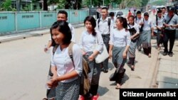 ကရင်ပြည်နယ်စာစစ်ဌာနမှာ ဝင်ရောက်ဖြေဆိုခဲ့ကြသည့် ရွှေ့ပြောင်း ကျောင်းသားကျောင်းသူများ