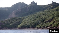 资料照:日本东京市政府测量船拍摄的尖阁列岛照片,中国称作钓鱼岛。
