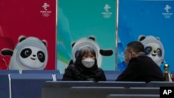 在北京南站候车室里的乘客。(2022年1月14日)