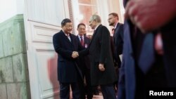 中国国家主席习近平与俄罗斯总统普京告别。(路透社2023年3月21日)