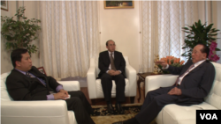 Cambodia's Deputy Prime Minister and Foreign Minister Hor Namhong gives an interview with VOA Khmer's Sok Khemra at Cambodia's Permanent Mission to the U.N. in New York, Sept. 27, 2014.