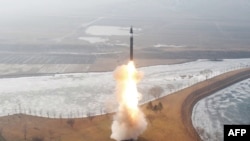 2025年1月7日,朝鲜官媒发布的照片显示,朝鲜成功试射了一枚新型高超音速中远程弹道导弹,领导人金正恩称此新型武器可牵制“太平洋地区内任何敌对势力”。