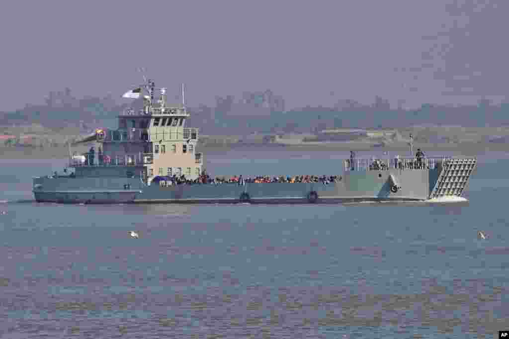 ဘင်္ဂလားဒေ့ရှ်နိုင်ငံ ဒုက္ခသည်စခန်းက ရိုဟင်ဂျာဒုက္ခသည်များ Bhashan Char သို့ ပြောင်းရွှေ့နေထိုင်တဲ့ မြင်ကွင်း။