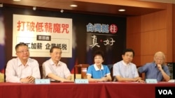 洪秀柱(中)在记者会现场(美国之音杨明拍摄)