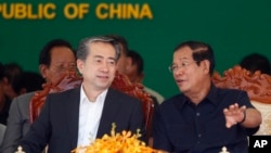 柬埔寨首相洪森(右)与中国驻柬埔寨大使熊波在金边的一个中国资助的天桥开工典礼上。(2018年7月2日)