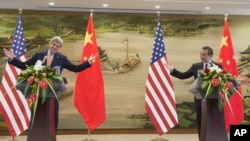 正在中国访问的美国国务卿克里(左)同中国外长王毅(右)共同举行了新闻发布会。