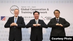 台湾外长吴钊燮(中)与美国在台协会台北办事处处长郦英杰(Brent Christensen, 左)及日本台湾交流协会台北事务所代表泉裕泰拱手合影(台湾外交部提供)