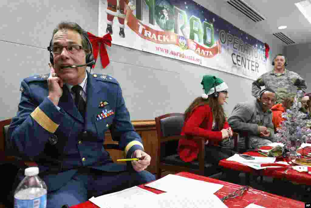 2012年12月24日,圣诞节前夕,北美航空航天防务司令部(NORAD)的加拿大准将哈梅尔在美国科罗拉多州彼得森空军基地和志愿者一起接听孩子们打来的电话。儿童们询问圣诞老人到了哪里,何时把礼物送到他们家。志愿者回答他们。每年圣诞节前夜,数以百计的志愿者处理来自世界各地的儿童的十万多个电话,而NORAD则持续地预报圣诞老人送礼的行程。