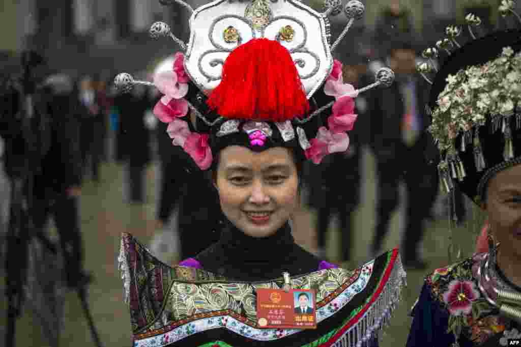 中国第十三届全国人大第一次会议第五次全体会议之后,身着少数民族服装的代表石慧芬离开北京人民大会堂(2018年3月17日)。