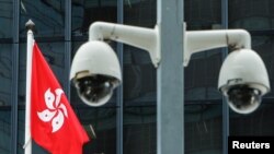 香港政府大楼前的香港特区旗帜与监控摄像头 (2020年7月20日)
