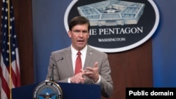 资料照:美国国防部长埃斯珀在华盛顿五角大楼进行媒体简报。(2020年3月17日)