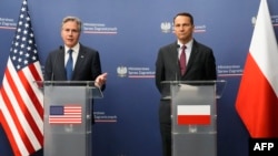 美国国务卿布林肯(左)与波兰外长西科尔斯基(右)在华沙举行的新闻发布会。(2024年9月12日)