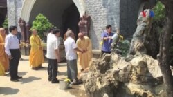 Ông Nguyễn Tấn Dũng đi chùa sau khi về hưu Ông Nguyễn Tấn Dũng đi chùa sau khi về hưu