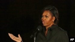 美国的第一夫人米歇尔.奥巴马星期六在纽约中央公园举行的环球公民节日上讲话。