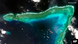 Maxar Technologies提供的这张卫星图像显示,中国船只3月23日在有争议的南中国海牛轭礁集结。