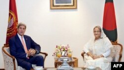 အမေရိကန် နိုင်ငံခြားရေး ဝန်ကြီး John Kerryနဲ့ ဘင်္ဂလားဒေရှ့် ဝန်ကြီးချုပ် Sheikh Hasina တို့တွေ့ဆုံစဉ်