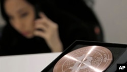 香港一家比特币交易商店展示的比特币徽标。(2017年12月21日)