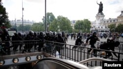 6月13日,法国巴黎发生抗议警察暴力的示威。警察在示威期间奔跑。