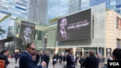 1月27日,科比逝世第二天,洛杉矶Staples中心外的广场上高悬着他的黑白照。(美国之音雨舟拍摄)