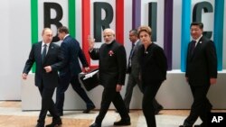 2015年7月9日金砖峰会: 前排从左:俄罗斯总统普京、印度总理莫迪、巴西总统罗塞夫、中国国家主席习近平