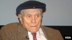 美国的中共党员李敦白(美国之音宋德成拍摄)