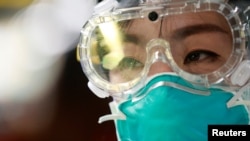 Посадовець у масці у аеропорту Бангкока, Таїланд