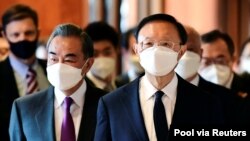 中共中央外事委员会办公室主任杨洁篪和中国外长王毅在美中阿拉斯加高层会谈上。(资料照)