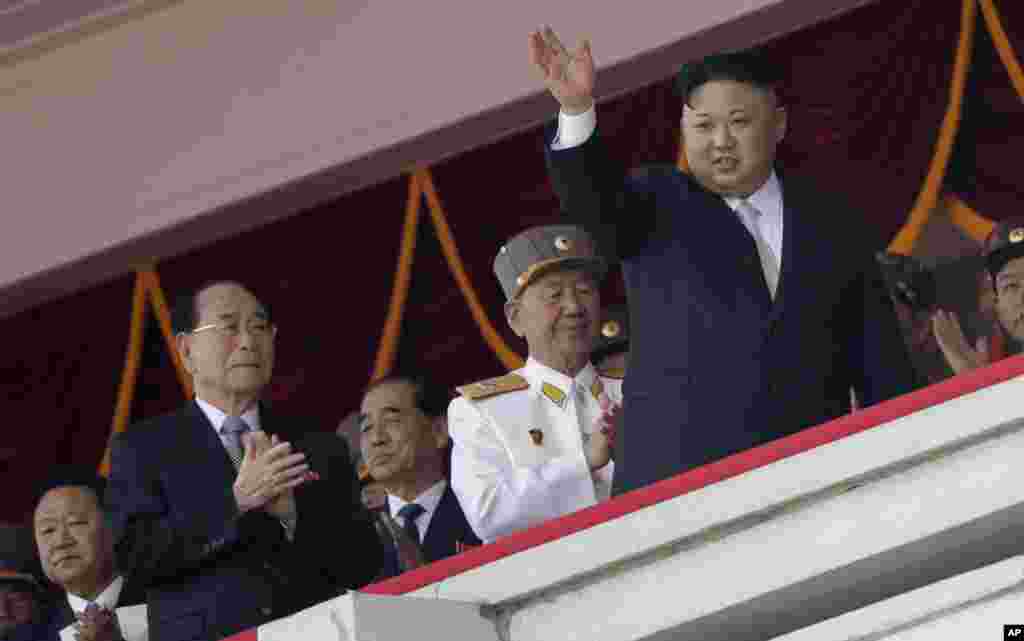 朝鲜首都纪念开国者金日成诞辰105周年的大型阅兵中,朝鲜领导人金正恩招手致意(2017年4月15日)。